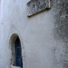 Mornac-sur-Seudre - Une ruelle et son gardien – die Gasse zum alten Tor und ihr Wächter