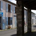 Mornac-sur-Seudre - Vue sur une des rues bordant les Halles du XIVème siècle