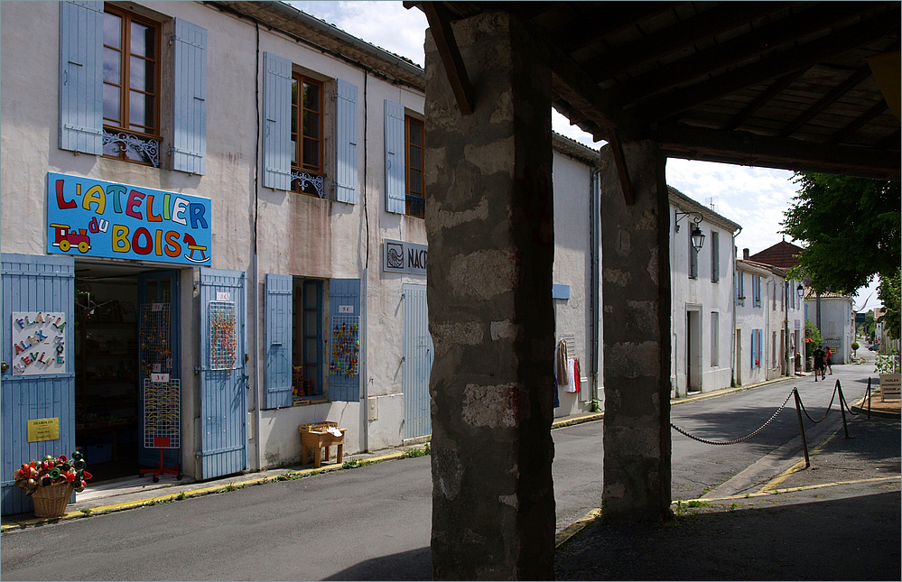 Mornac-sur-Seudre - Vue sur une des rues bordant les Halles du XIVème siècle