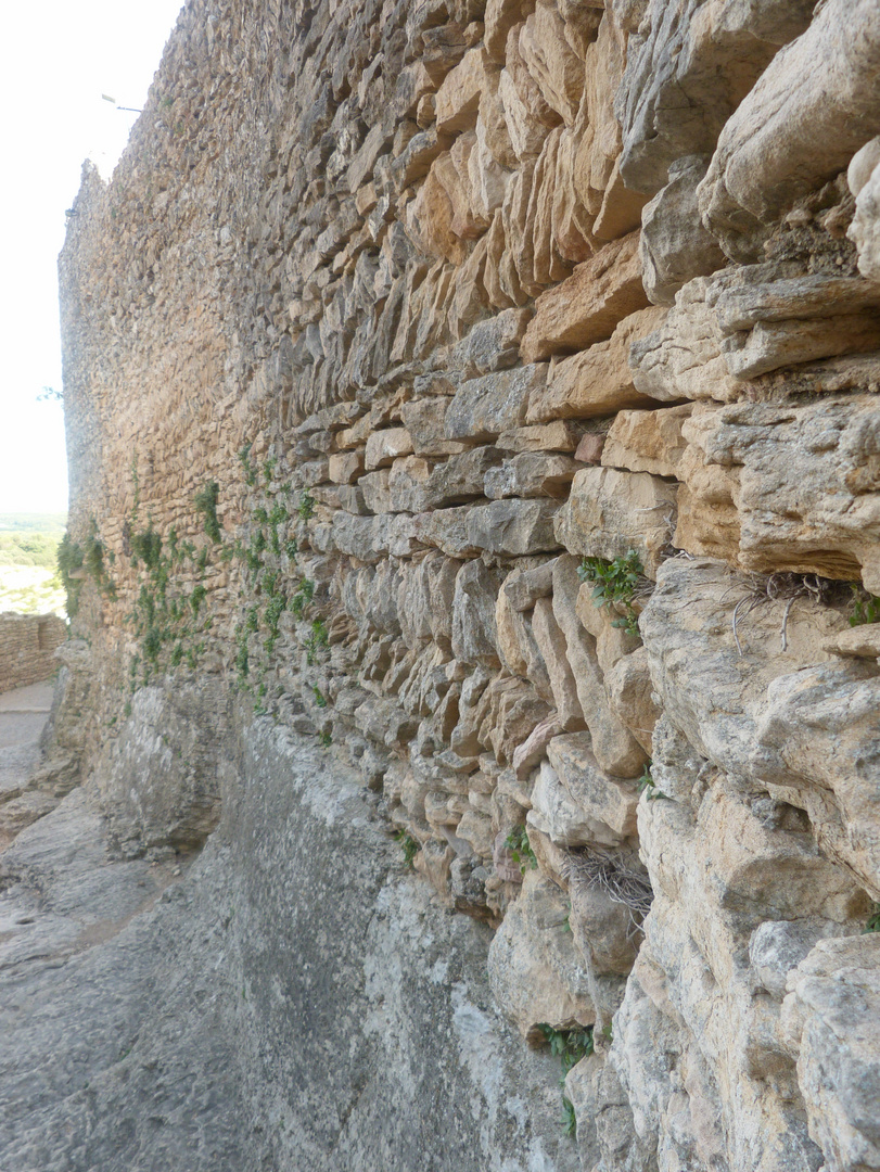 Mornas Außenmauer