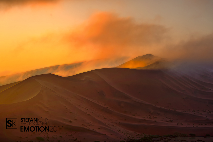 MORNING SUN TOUCHES THE DUNES OF SOSSUSVLEI