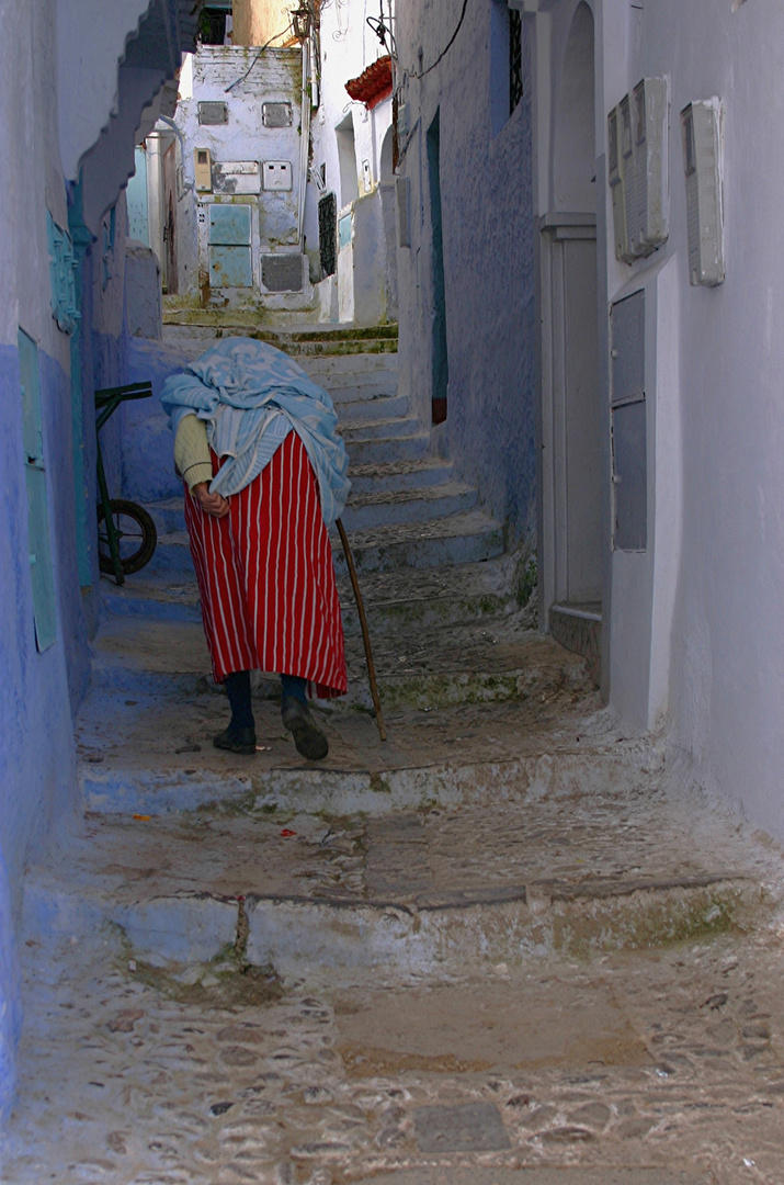 MOROCCO-CHEFCHAOUEN-LA RUE QUI MONTE ET QUI N'EN FINIT PAS