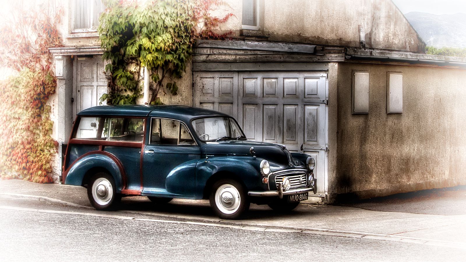 >>Morris Minor Traveller.