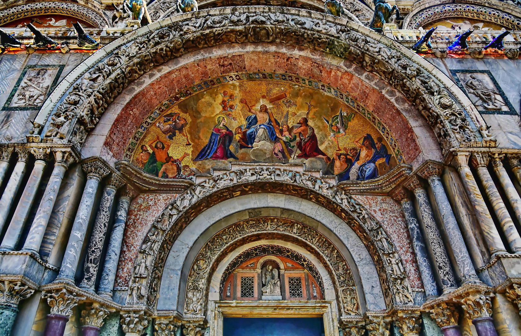 Mosaik am Haupteingang des Markusdom in Venedig Italien.