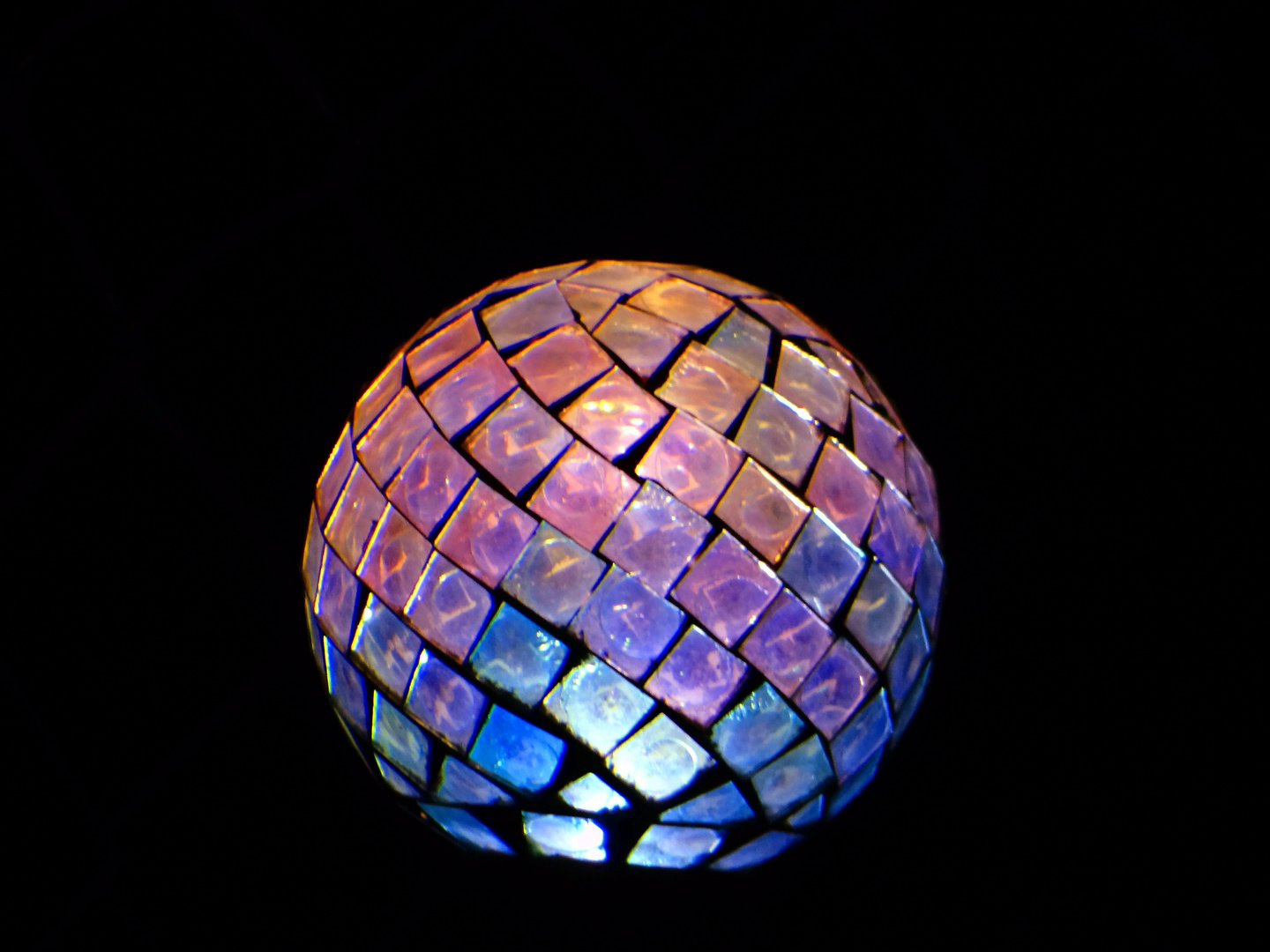 Mosaik Glaskugel bei Nacht