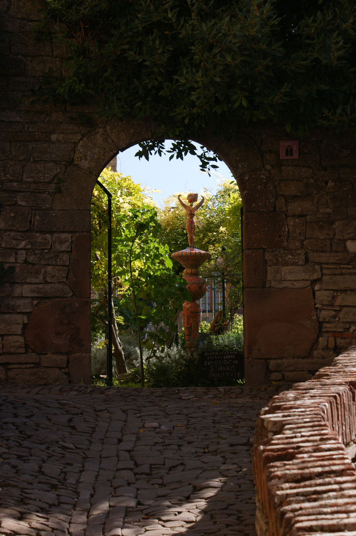 Mosaik-Skulptur in einem Museumsgarten in Süd-Frankreich