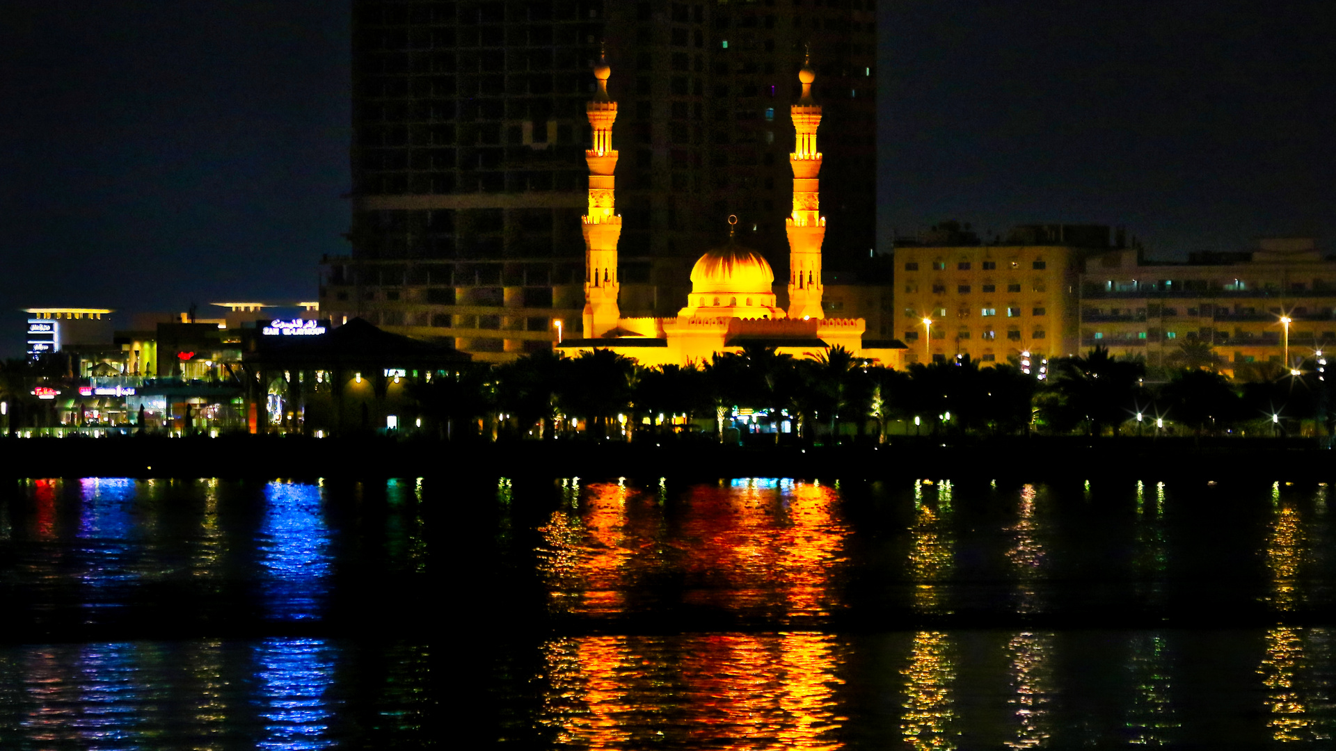 Moschee auf einer Schiffahrt in der Dubai Marina