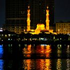 Moschee auf einer Schiffahrt in der Dubai Marina