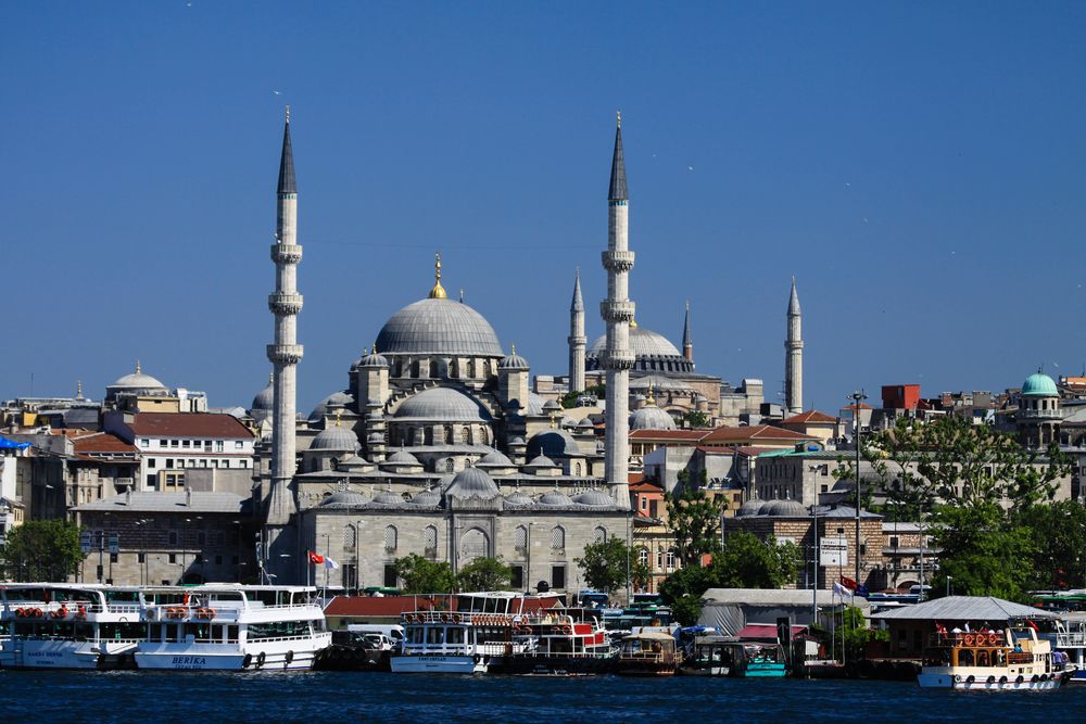 Moschee der Sultansmutter und die Hagia Sophia vom Goldenen Horn aus