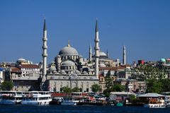 Moschee der Sultansmutter und die Hagia Sophia vom Goldenen Horn aus
