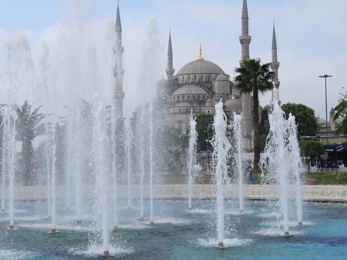 Moschee hinter Wasser