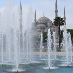 Moschee hinter Wasser