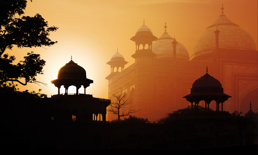 Moschee im Gegenlicht; Agra, Indien