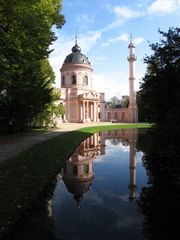 Moschee und Minarett gespiegelt