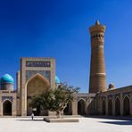 Moschee und Minarett Kalan und die Kuppeln der Medrese Mir-e Arab