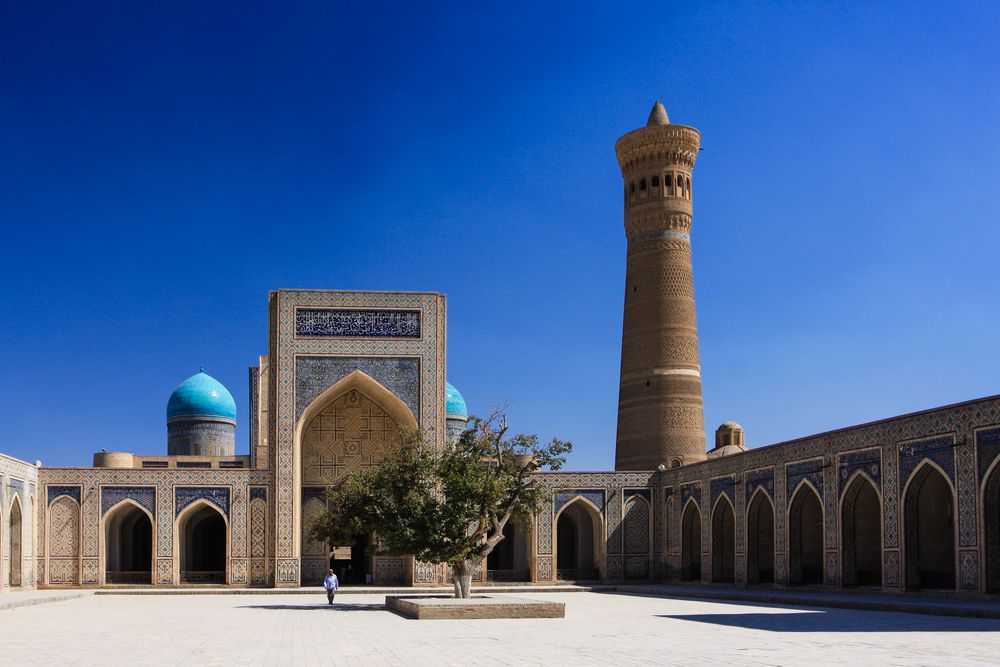 Moschee und Minarett Kalan und die Kuppeln der Medrese Mir-e Arab