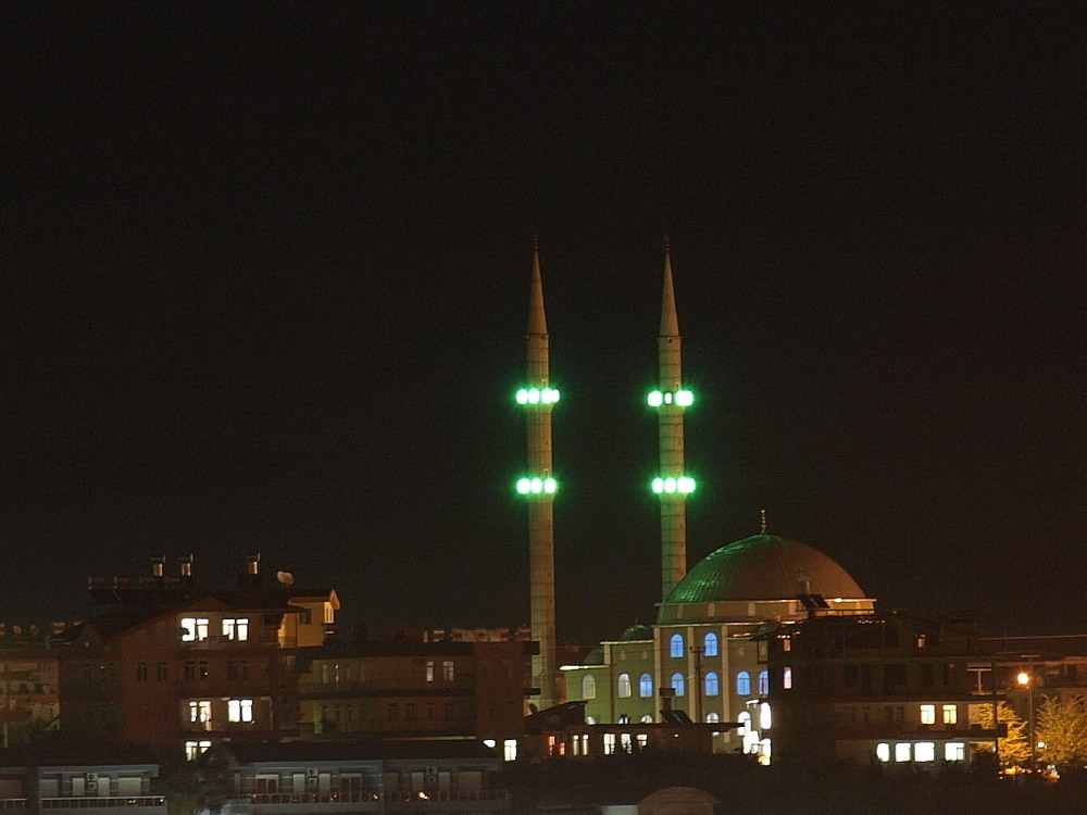 Moschee vor dem Freitag bei Nacht