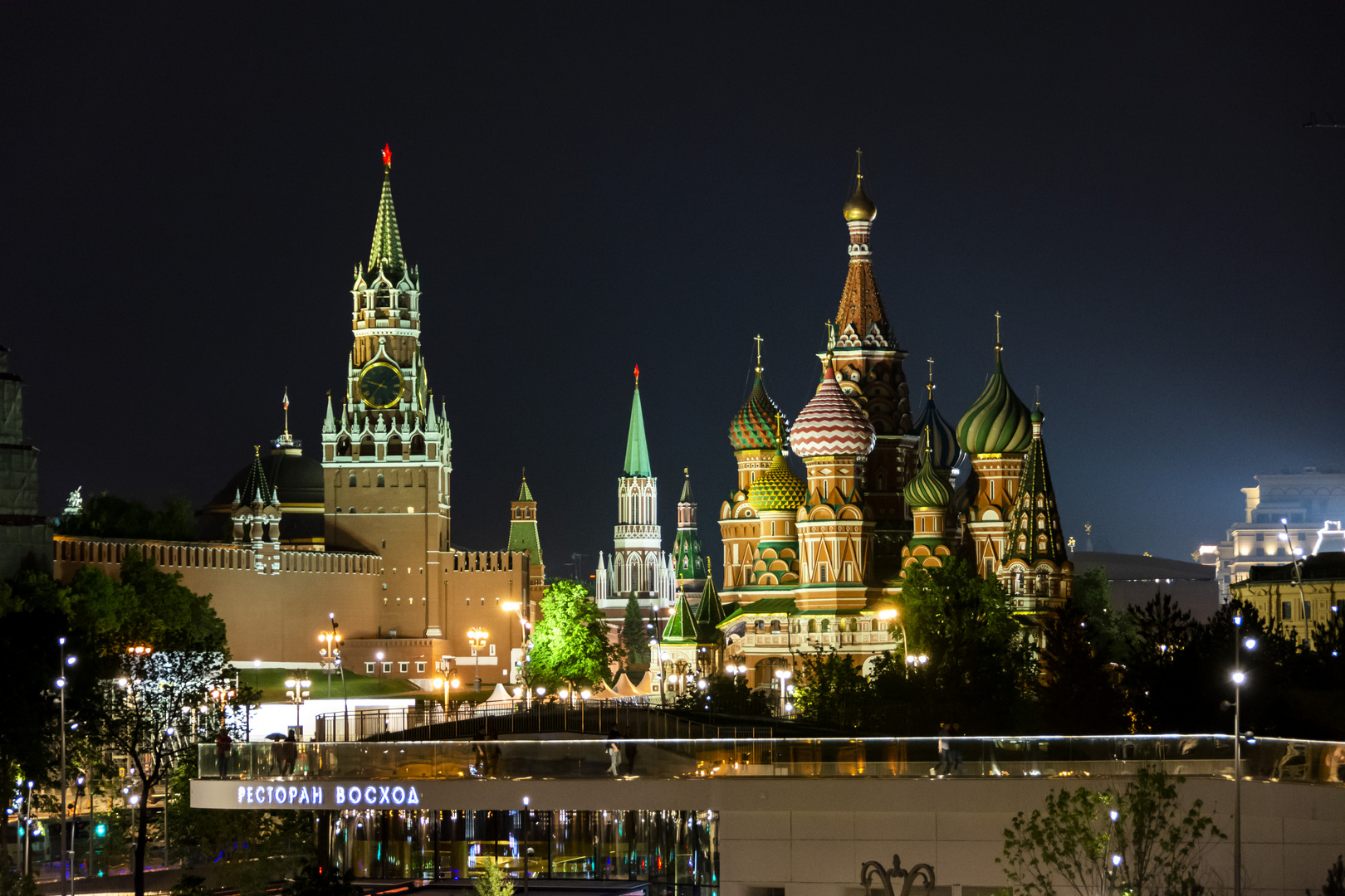 Moscow - Basilius-Kathedrale und Erlöser-Turm