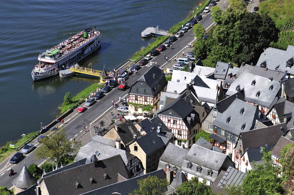 Mosel-Ausflugsschiff legt in Beilstein an