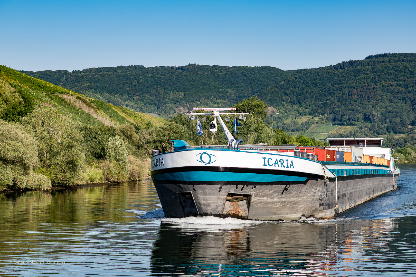 Mosel - Begegnung mit dem Frachtschiff "Icaria"