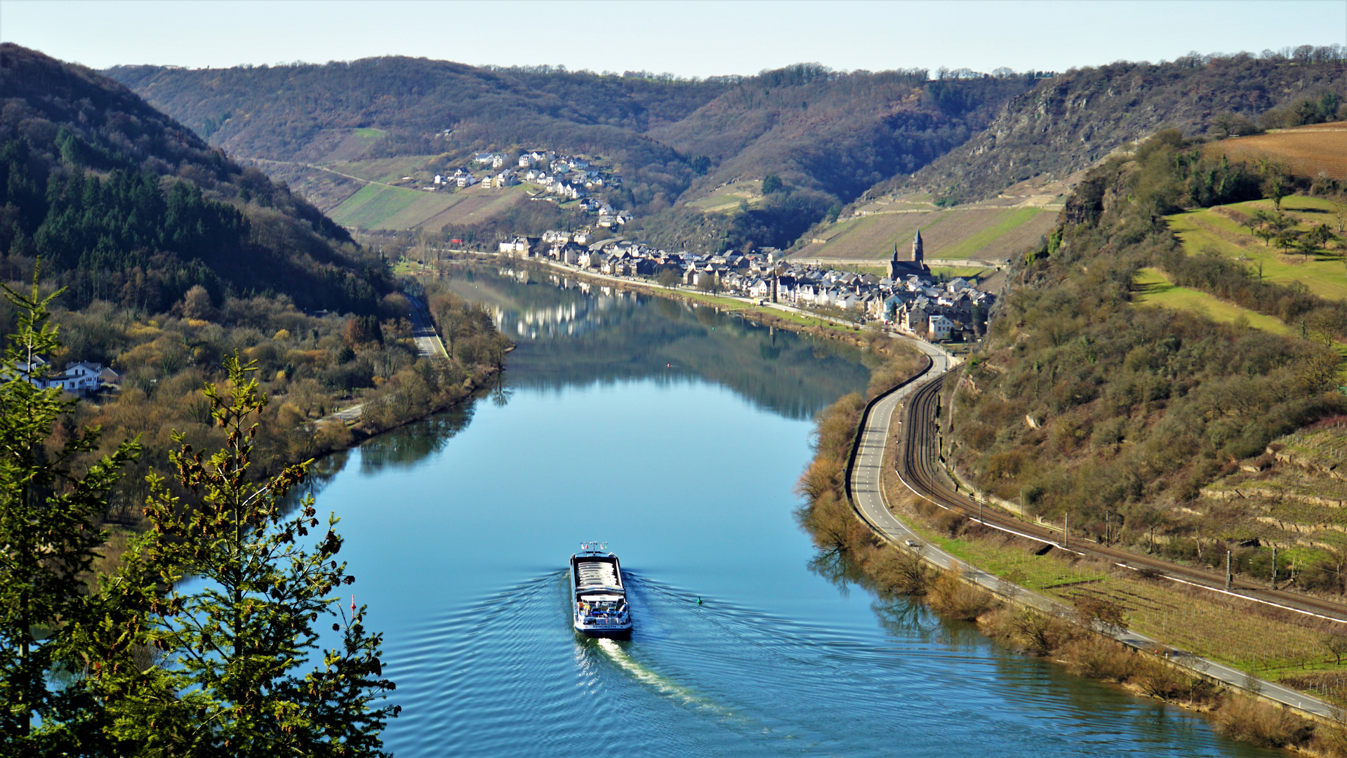 Mosel Frachter aufwärts