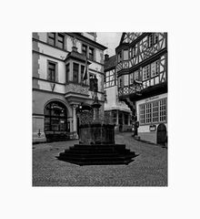 Mosel - Impressionen " Bernkastel-Kues- Der Michaelsbrunnen auf dem Marktplatz "