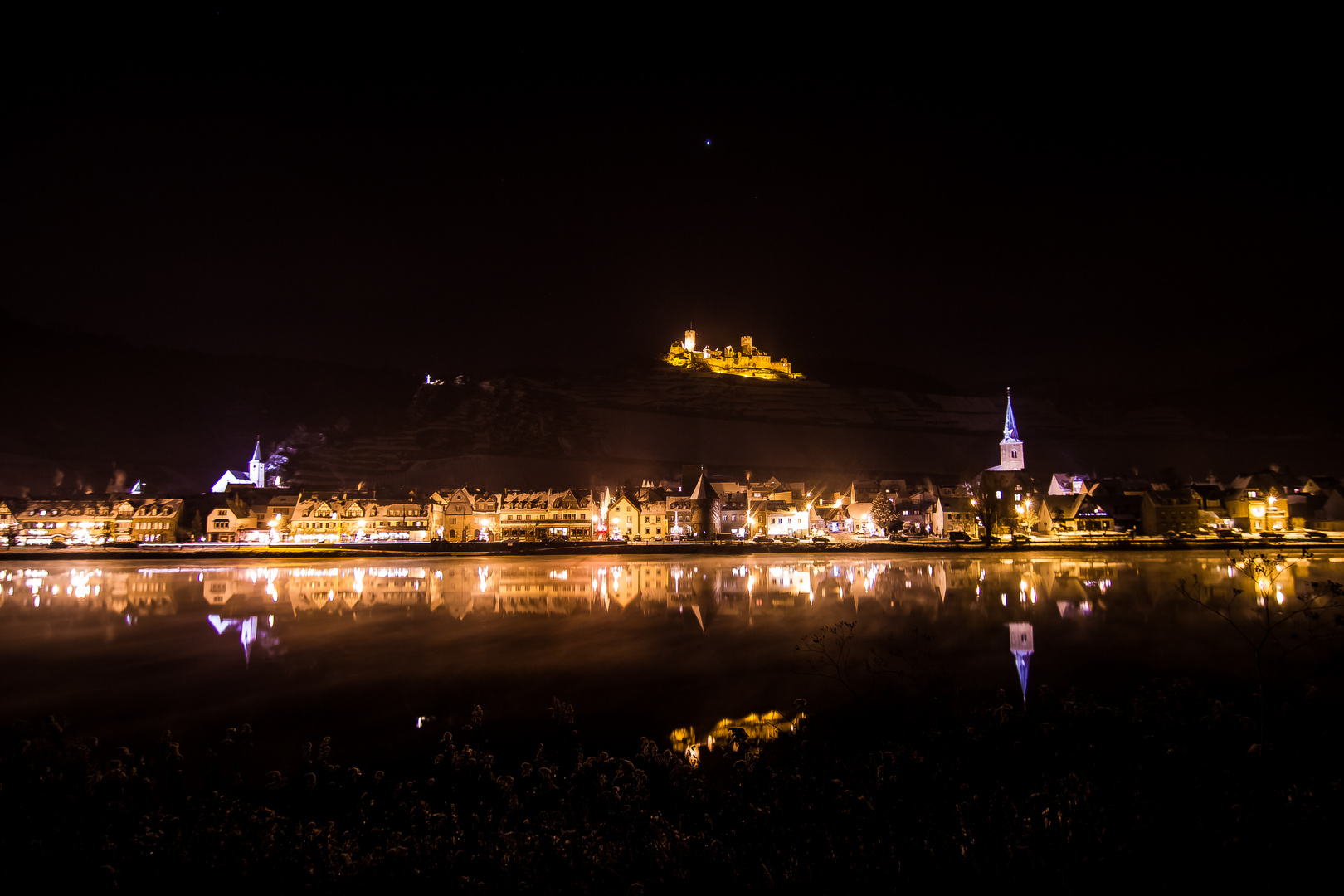 Mosel mit Burg Thurant bei Nacht