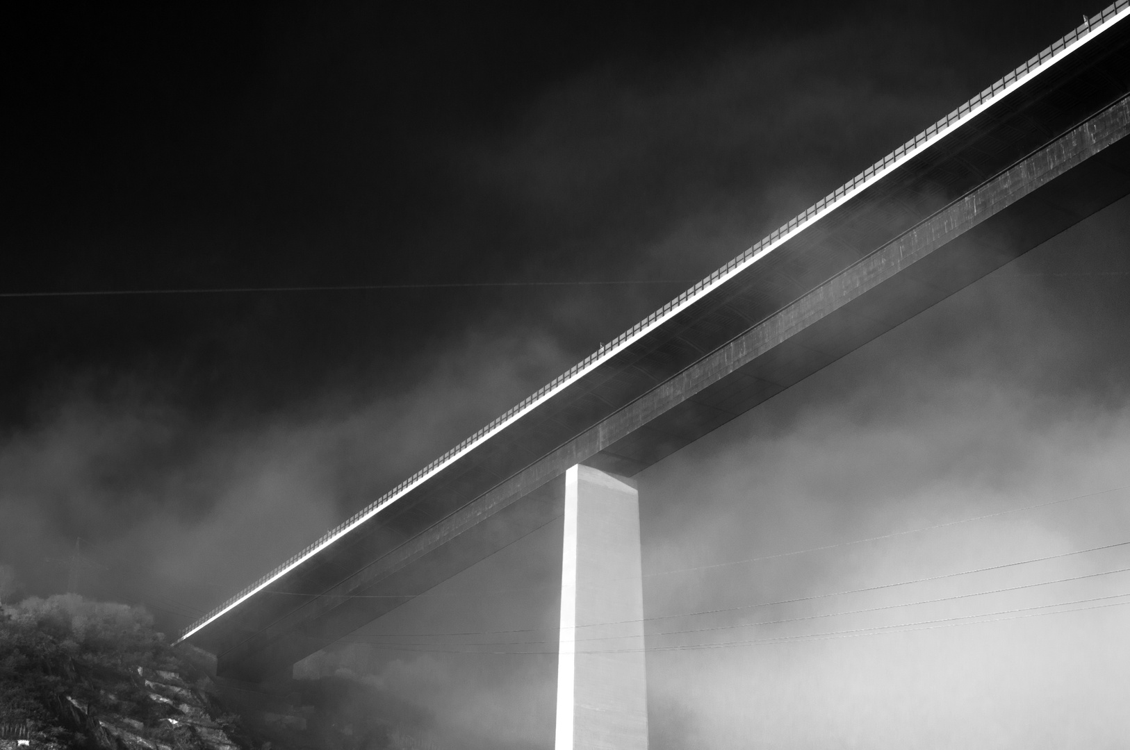 Moselbrücke im Nebel