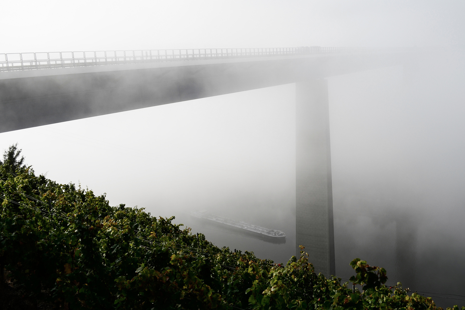 Moselbrücke im Nebel