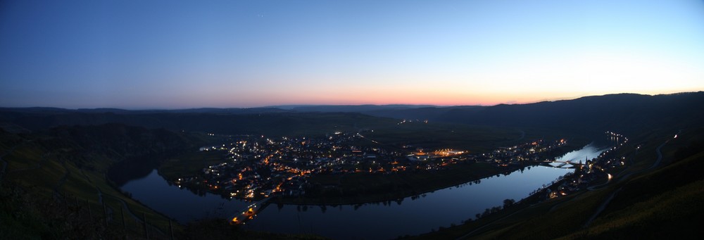 Moselpanorama bei Nacht