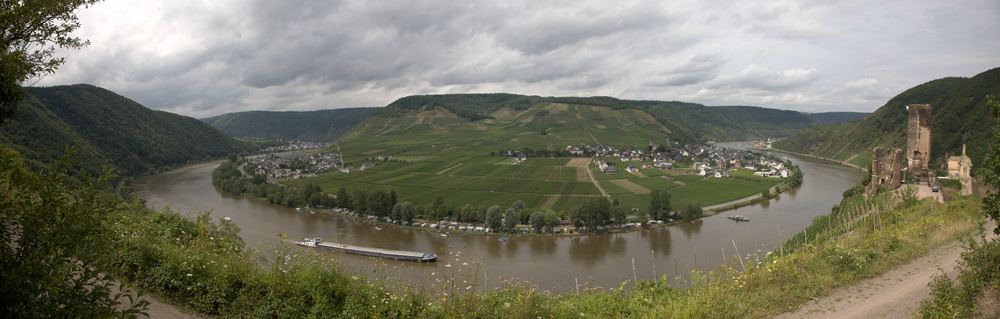 Moselschleife in Beilstein mit Burg Metternich