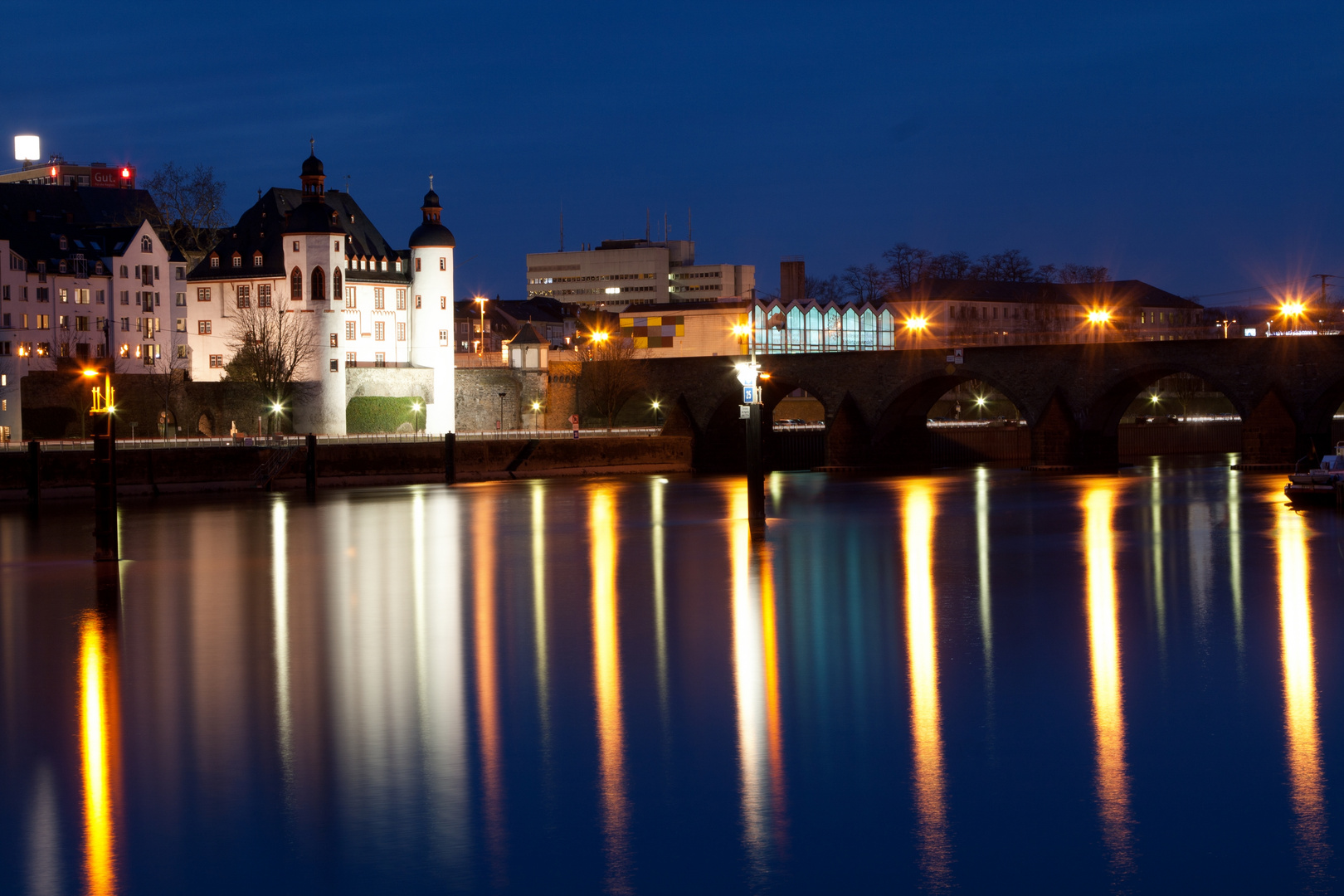 Moselufer und Balduinbrücke in Koblenz