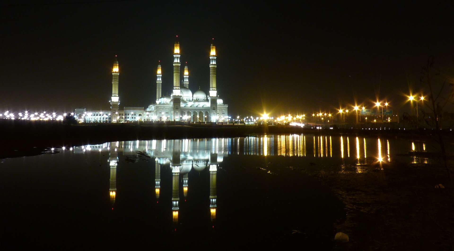 Mosque in a Puddle , Moschee in ner Pfütze