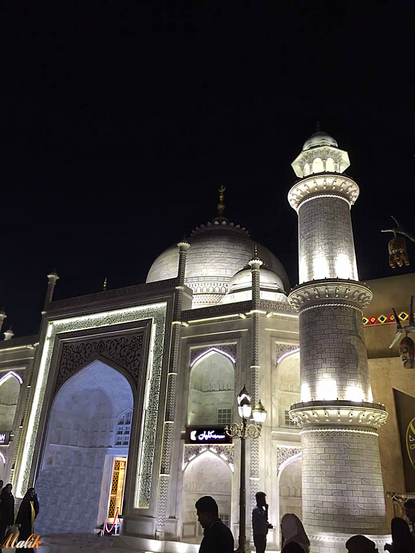 Mosquée a Dubaï la nuit. 