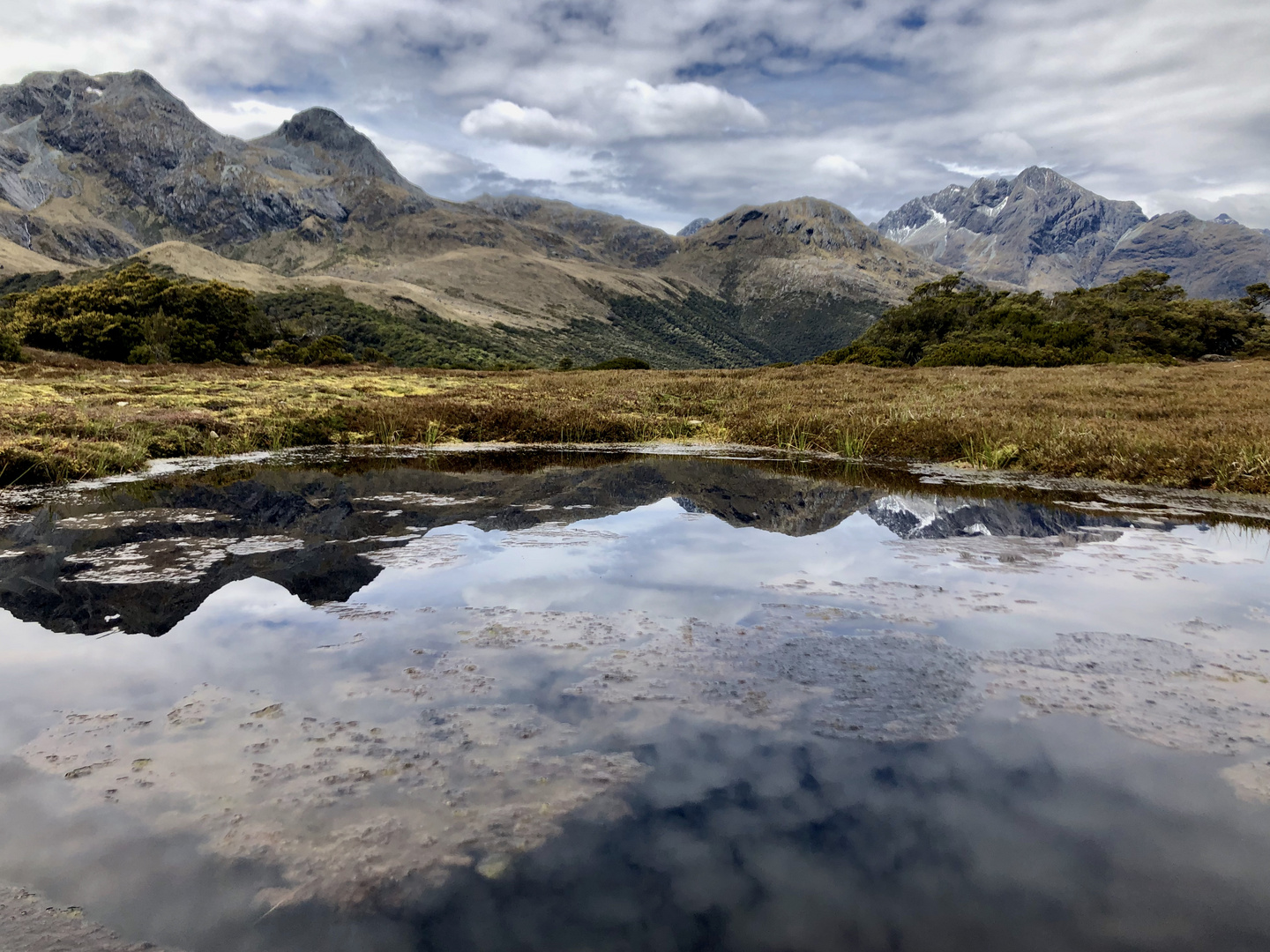 Mossy Tarns am Key Summit mit der Alisa Mountains Range