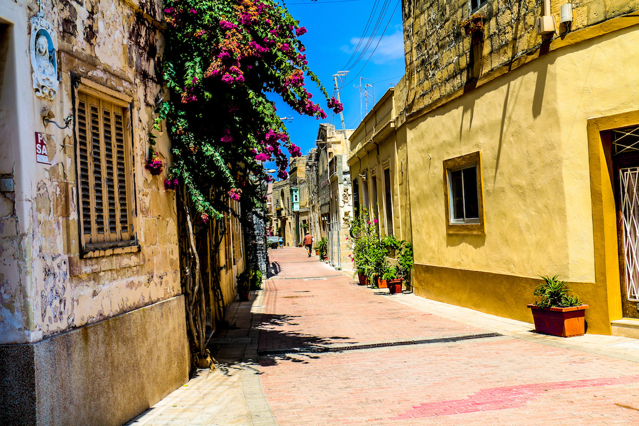 Mosta Streets an einem hellen sonnigen Tag