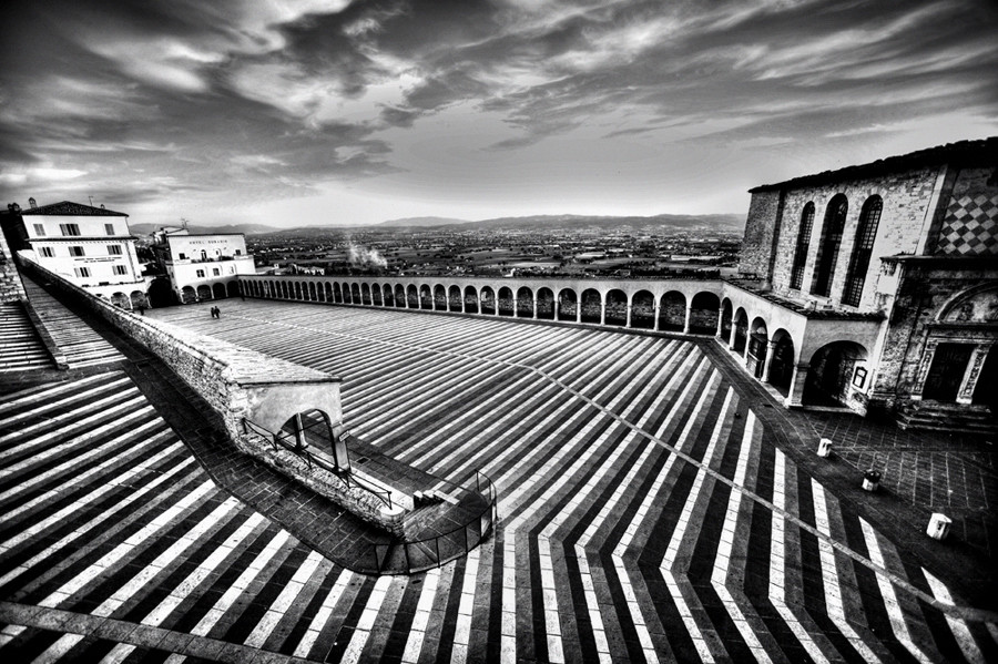 Mostra collettiva: "Tra le mura di Assisi" - 18. La piazza