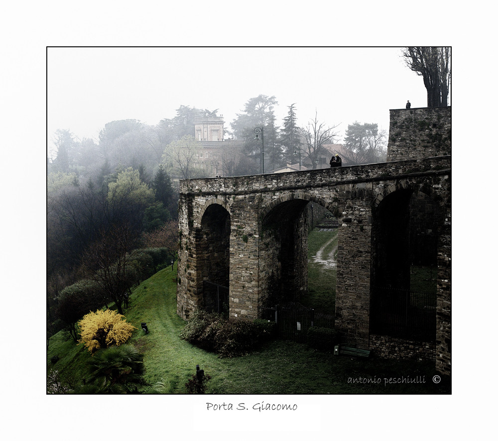 Mostra online di Antonio Peschiulli "Bergamo Alta" - 10. Porta San Giacomo