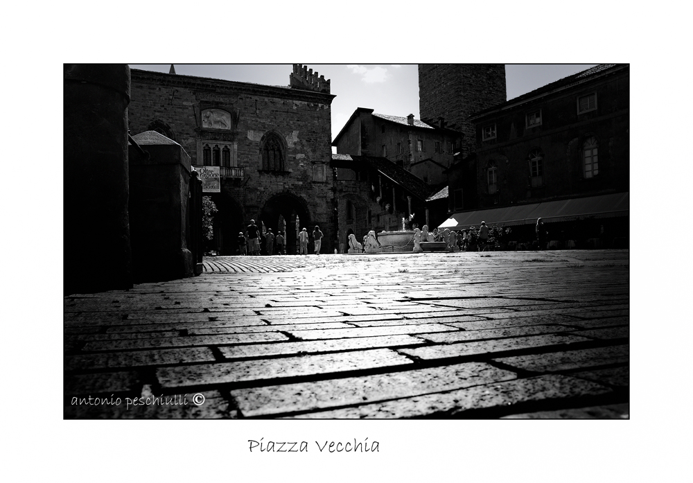 Mostra online di Antonio Peschiulli "Bergamo Alta" - 5. Piazza vecchia