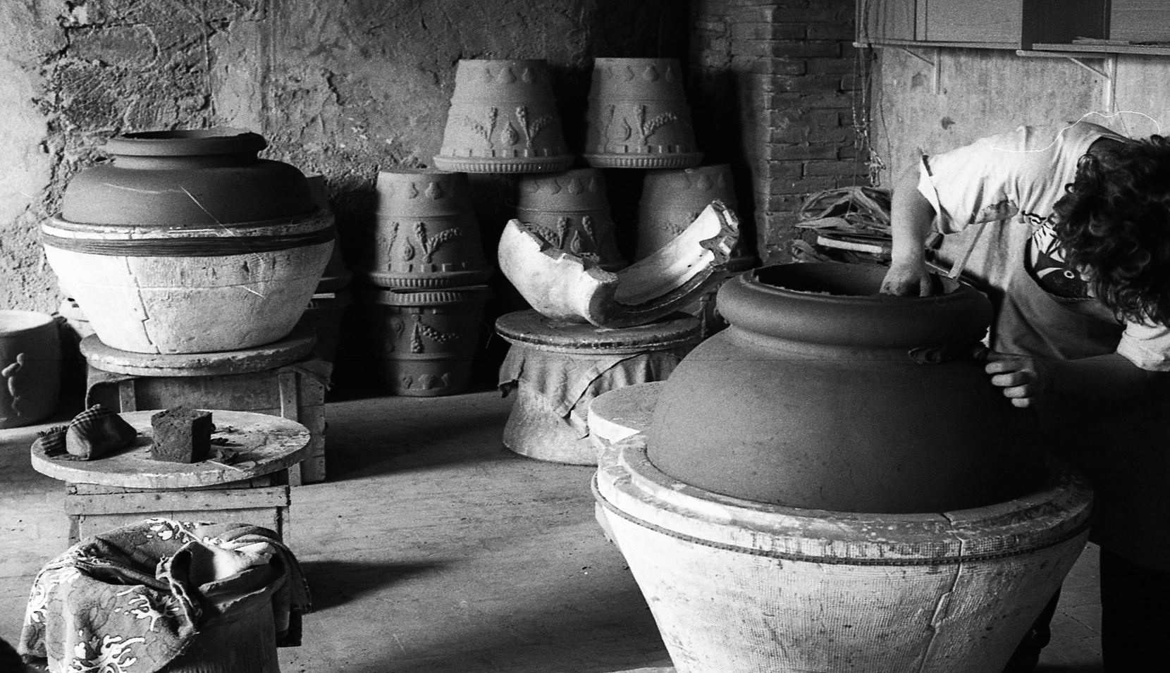 Mostra online di Carla Paci "Lavorando la ceramica" - 9. Il rifinitore dell'orcio