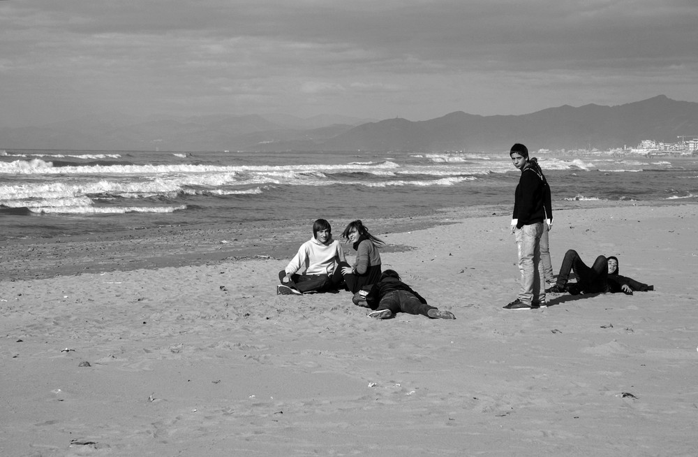 Mostra online di Fabio Pochì "Gente nel quotidiano" - 1. Giornata al mare primaverile