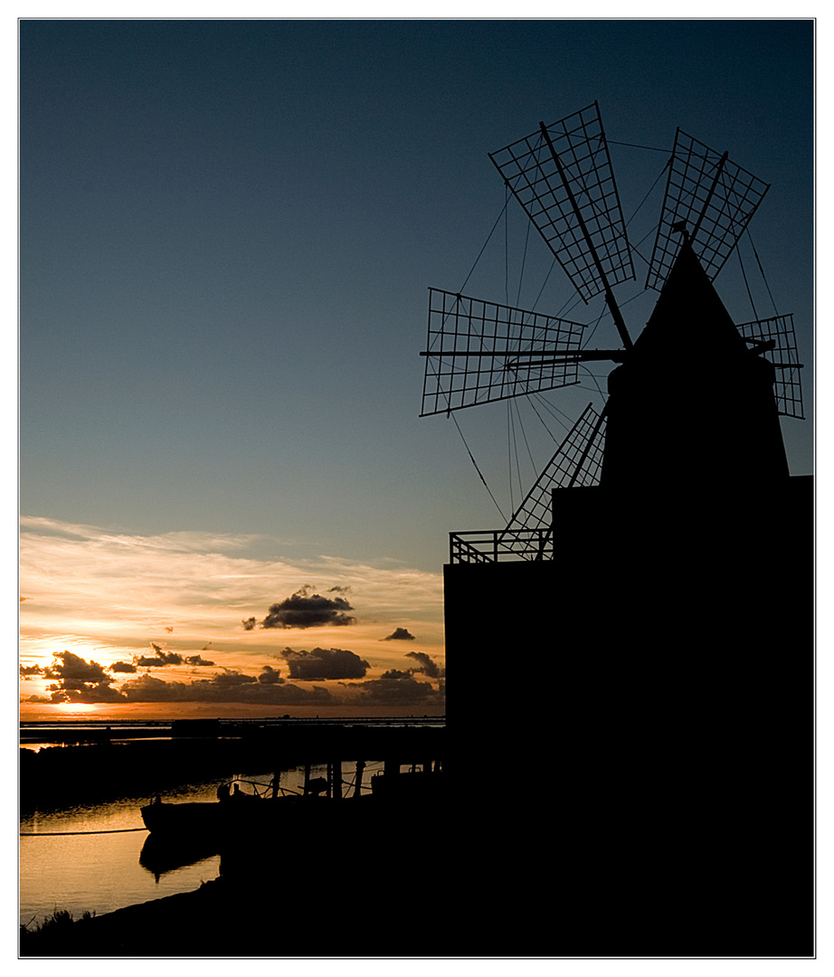 Mostra online di Lucia Giostra "Tramonti siciliani" - 10. Silhouette di un mulino