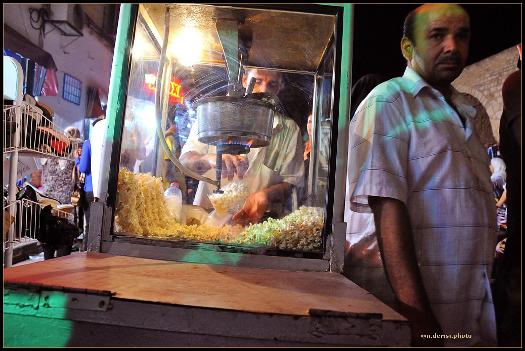 Mostra online di Natale De Risi "La Medina et le nuits de Ramadan" - 7. Il venditore di popcorn