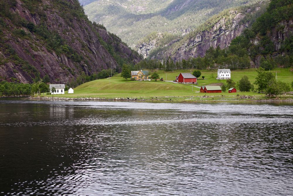 Mostraumen, Fjord und Dorf