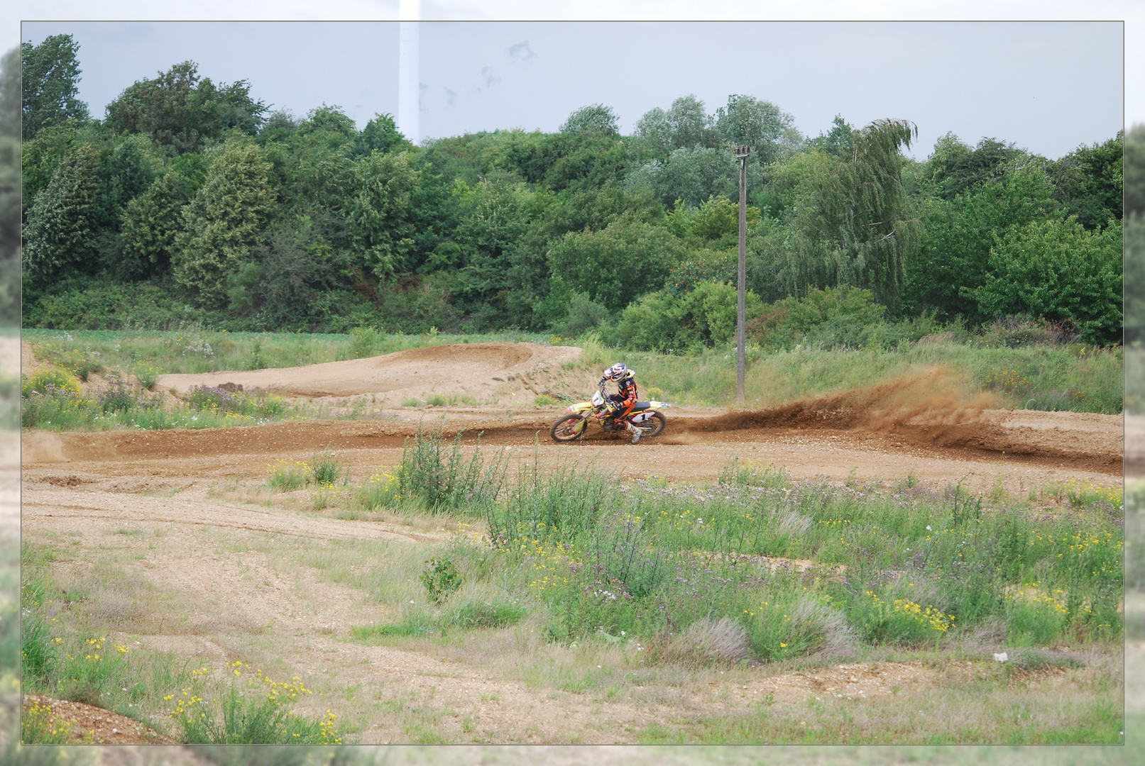 Moto Crossfahrer beschleunigt...