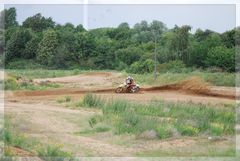 Moto Crossfahrer beschleunigt...