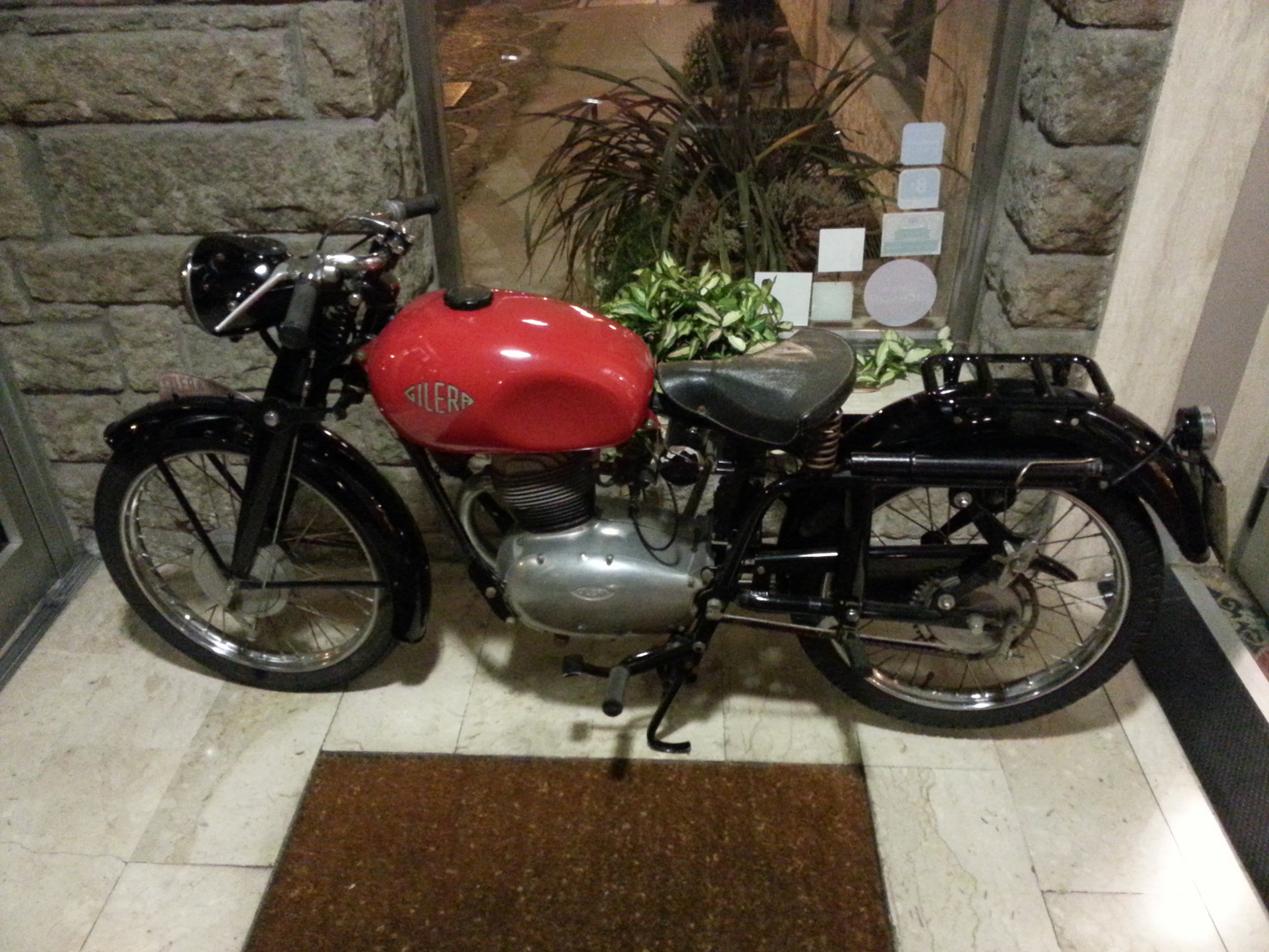 Moto dentro l'hotel vicino alla stazione di Rovigo