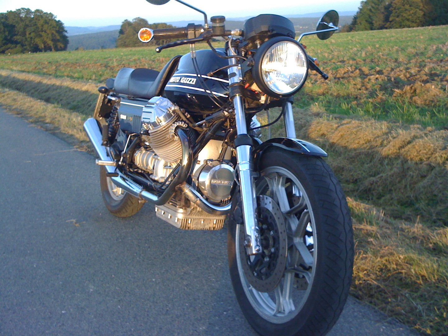 Moto Guzzi im Abendlicht