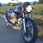 Moto Guzzi im Abendlicht