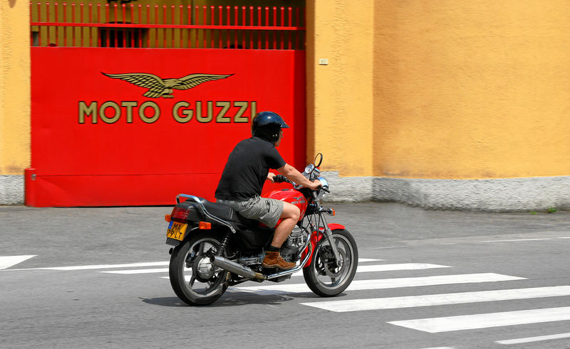 Moto Guzzi vorm Firmentor in Mandello del Lario, Comer See BELLA MACINA